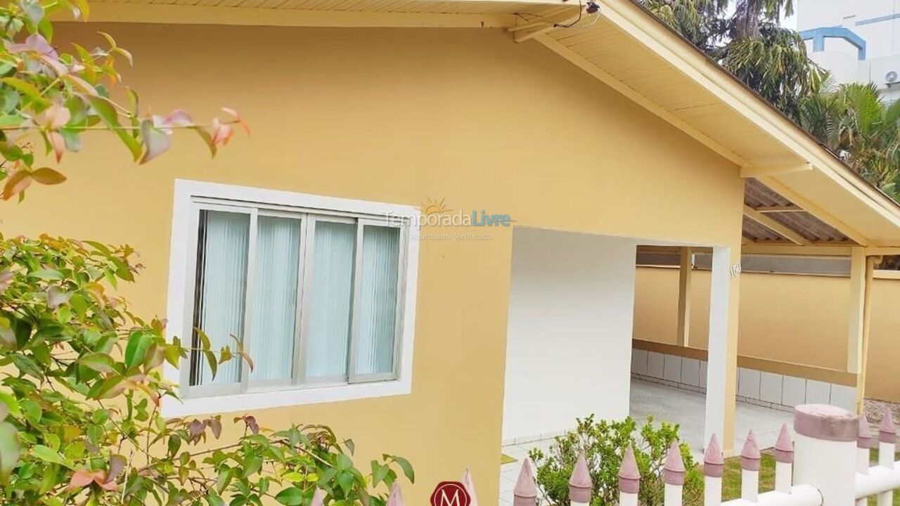 Casa com piscina House for vacation rental in Bombinhas (Canto Grande)