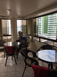 Ótimo apartamento Frente Avenida com Vista Mar
