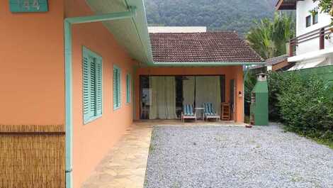 Casa em Condomínio 50mts da praia