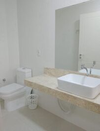 Há 50 metros do mar com ótima localização em Meia Praia / Itapema