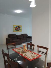 Há 50 metros do mar com ótima localização em Meia Praia / Itapema