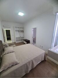 Há 50 metros do mar com ótima localização em Meia Praia / Itapema