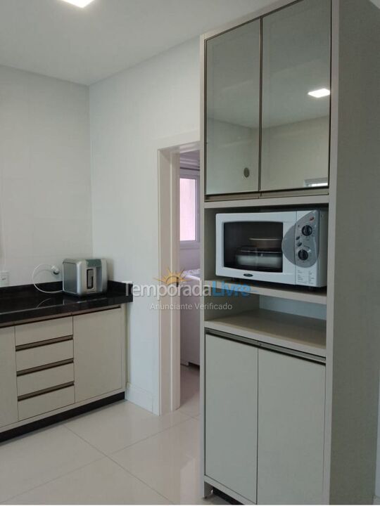 Apartamento para aluguel de temporada em Itapema (Meia Praia)