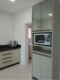 Há 50 metros do mar com ótima localização em Meia Praia / Itapema