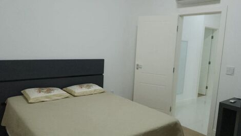 Há 50 metros do mar com ótima localização em Meia Praia / Itapema