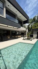 Newly opened modern house, 6 suites and full leisure facilities in Riviera