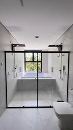 Newly opened modern house, 6 suites and full leisure facilities in Riviera