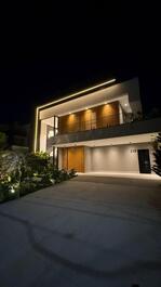 Newly opened modern house, 6 suites and full leisure facilities in Riviera