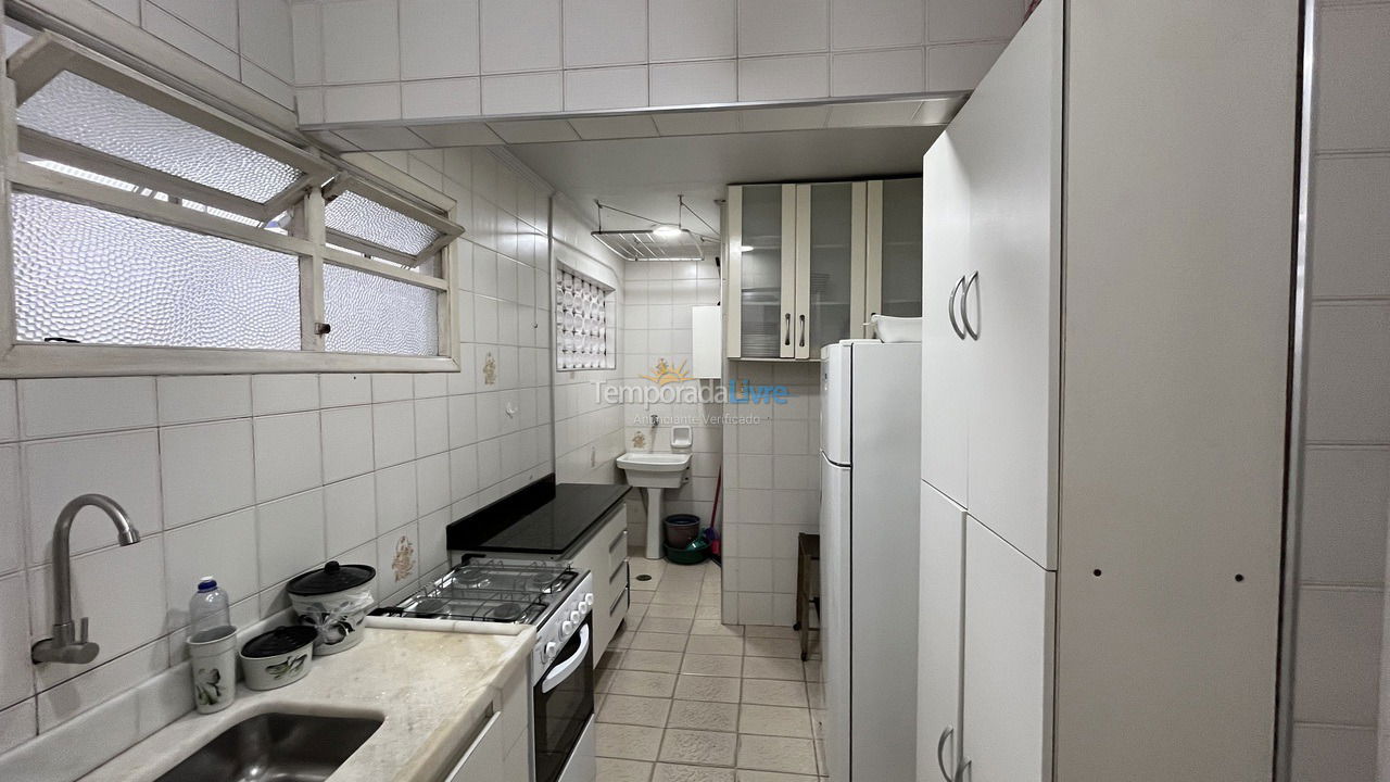 Cozinha visto da porta de entrada  Apartment for vacation rental in Guarujá (Pitangueiras)