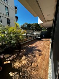 Apartamento Garden com 2 suítes, piscina, 680m do mar