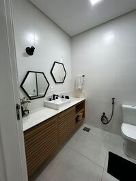 Apartamento Garden com 2 suítes, piscina, 680m do mar