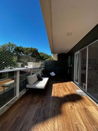 Apartamento Garden com 2 suítes, piscina, 680m do mar