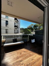 Apartamento Garden com 2 suítes, piscina, 680m do mar