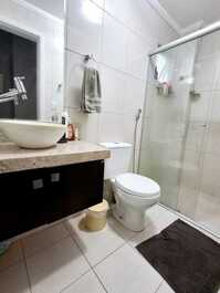 Apartamento 01 suíte e 02 dormitórios na segunda quadra