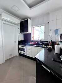 Apartamento 01 suíte e 02 dormitórios na segunda quadra