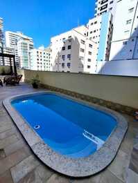 Apartamento 01 suíte e 02 dormitórios na segunda quadra