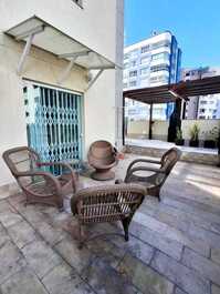 Apartamento 01 suíte e 02 dormitórios na segunda quadra