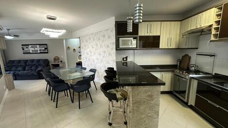 BELO E ACONCHEGANTE APARTAMENTO A 100 METROS DA PRAIA DE BOMBAS