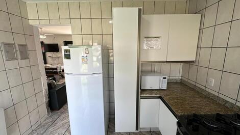 AMPLA E ACONCHEGANTE CASA NA BEIRA MAR, COM 05 DORMITÓRIOS