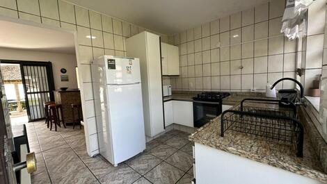 AMPLA E ACONCHEGANTE CASA NA BEIRA MAR, COM 05 DORMITÓRIOS