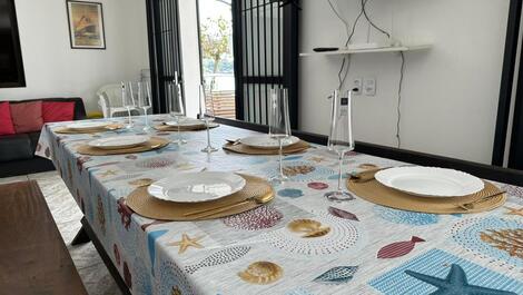 AMPLA E ACONCHEGANTE CASA NA BEIRA MAR, COM 05 DORMITÓRIOS