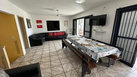 AMPLA E ACONCHEGANTE CASA NA BEIRA MAR, COM 05 DORMITÓRIOS