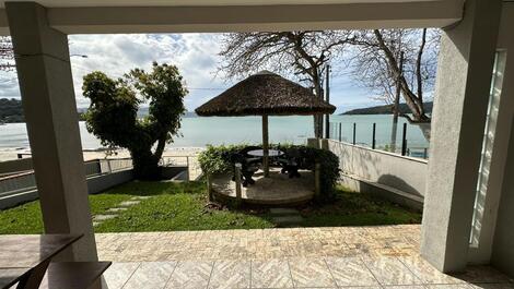 AMPLA E ACONCHEGANTE CASA NA BEIRA MAR, COM 05 DORMITÓRIOS