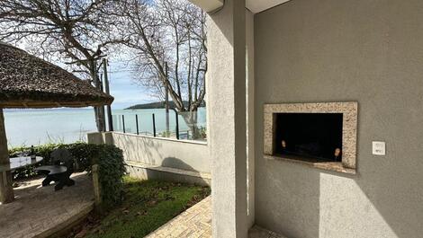 AMPLA E ACONCHEGANTE CASA NA BEIRA MAR, COM 05 DORMITÓRIOS