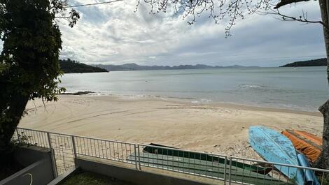 AMPLA E ACONCHEGANTE CASA NA BEIRA MAR, COM 05 DORMITÓRIOS