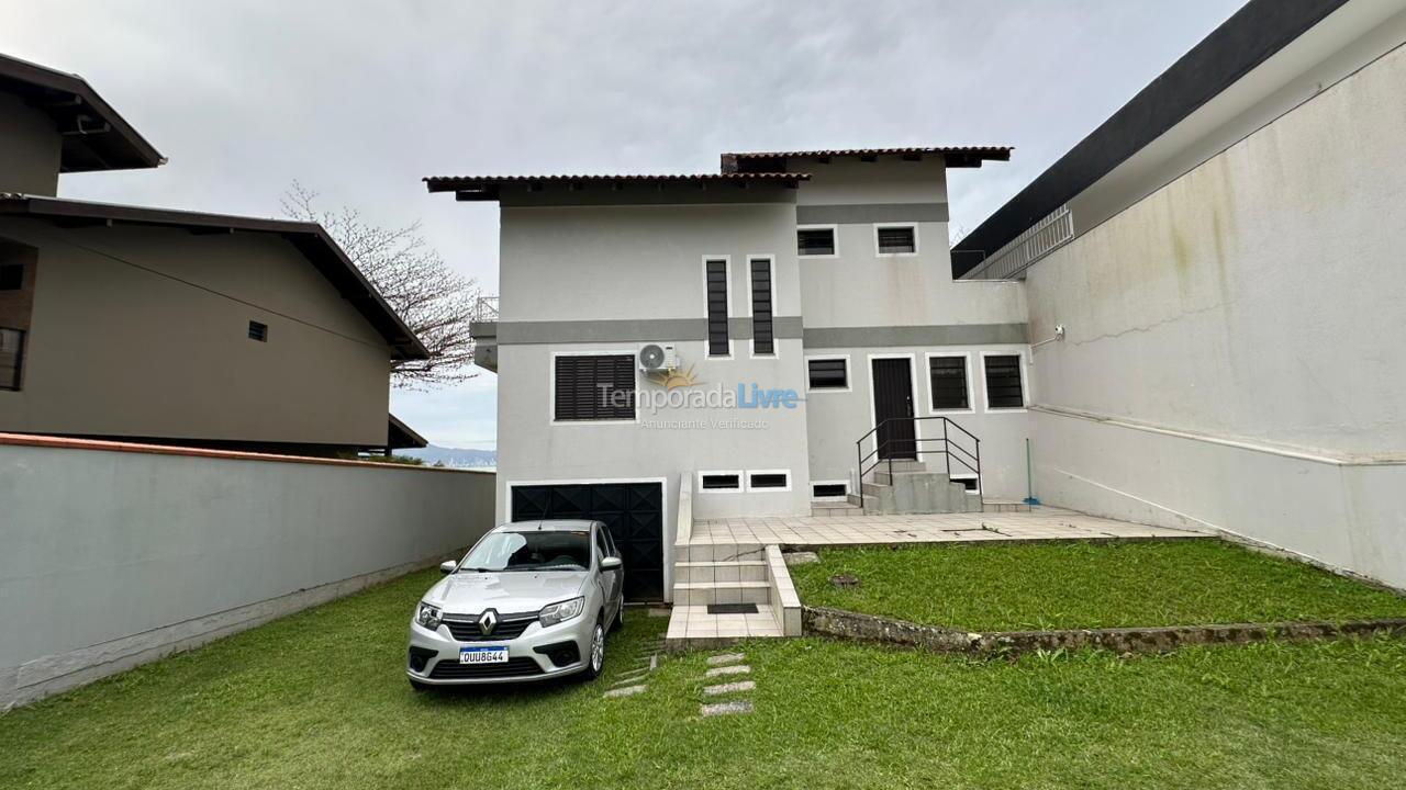 Casa para aluguel de temporada em Porto Belo (Centro)