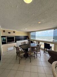 Apartamento Frente para o Mar em Meia Praia - Itapema SC