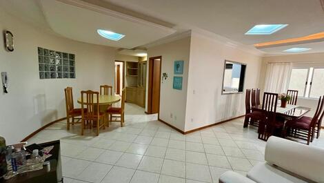 Apartment for 10 people on the beachfront in Meia Praia.