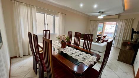 Apartment for 10 people on the beachfront in Meia Praia.