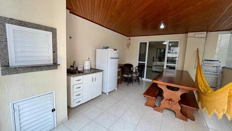 Apartment for 10 people on the beachfront in Meia Praia.