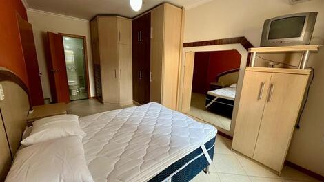 Apartment for 10 people on the beachfront in Meia Praia.