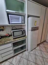 Great 2-bedroom apartment facing the avenue.