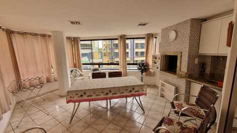 Great 2-bedroom apartment facing the avenue.