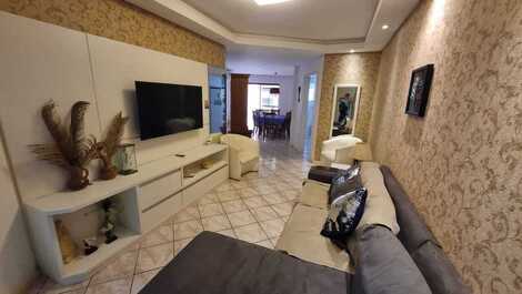 Great 2-bedroom apartment facing the avenue.