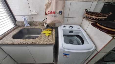 Great 2-bedroom apartment facing the avenue.