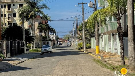 Cozy and economical 1 bedroom apartment with linens, very close to the beach...