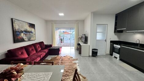 House in Bombinhas, sleeps 6, 300 meters from the beach.