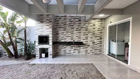 House in Bombinhas, sleeps 6, 300 meters from the beach.