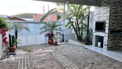 House in Bombinhas, sleeps 6, 300 meters from the beach.