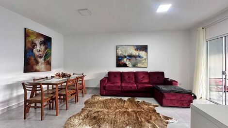 House in Bombinhas, sleeps 6, 300 meters from the beach.