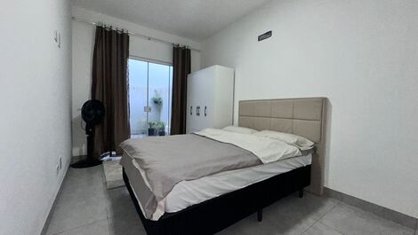 House in Bombinhas, sleeps 6, 300 meters from the beach.