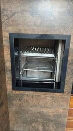 Espaço perfeito para reunir a família e os amigos, com churrasqueira, bancada ampla e muito conforto