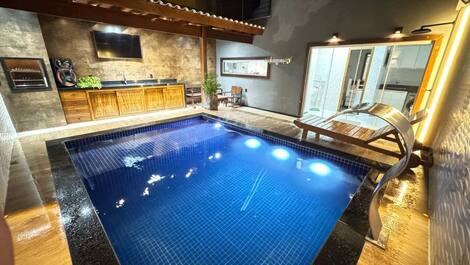 Espaço perfeito para reunir a família e os amigos, com churrasqueira, bancada ampla e muito conforto