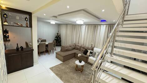 Sala 1 (sala de estar) espaço de convivência confortável, com sofá e tv, perfeito para relaxar.