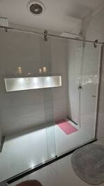 Banheiro da suíte design elegante e funcionalidade para o seu conforto.