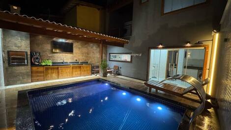 Espaço perfeito para reunir a família e os amigos, com churrasqueira, bancada ampla e muito conforto